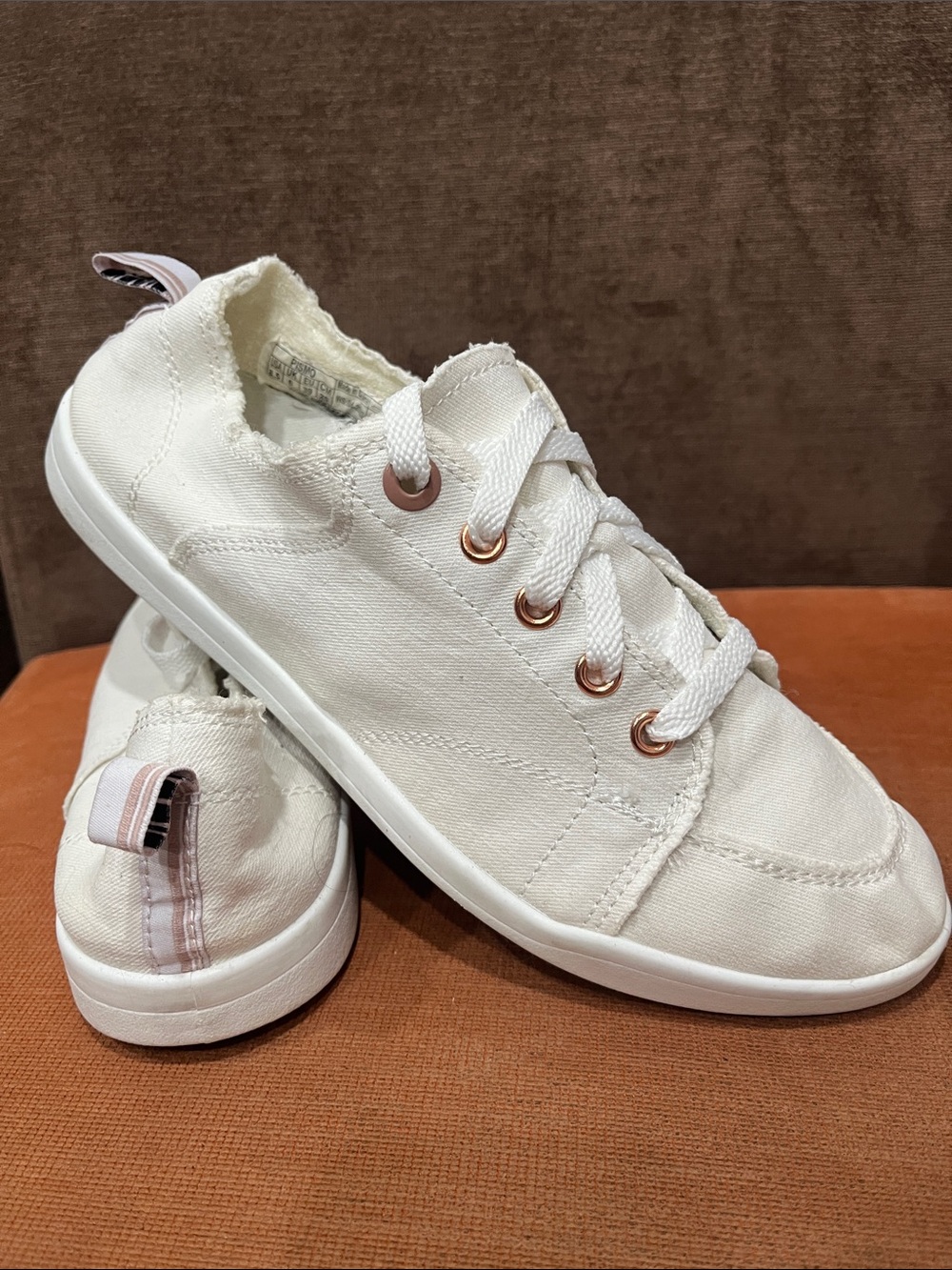 Vionic White Canvas Lace-Up Sneakers with Rose-Gold Eyelets 8.5 US